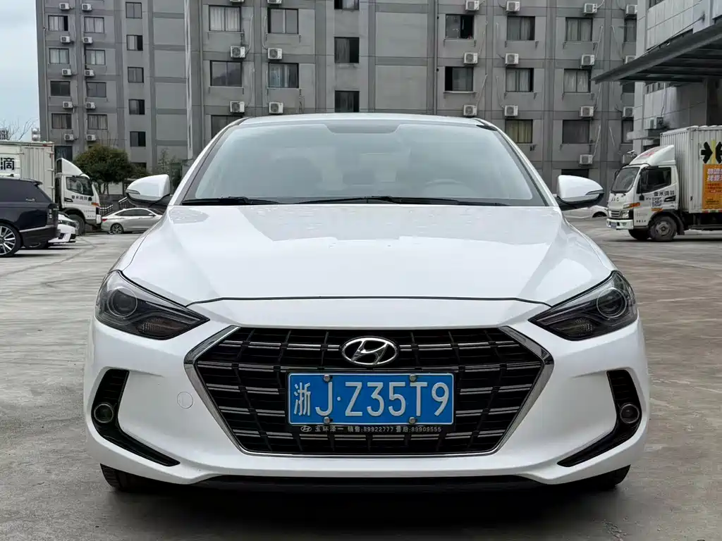 Hyundai Elantra — фото 2