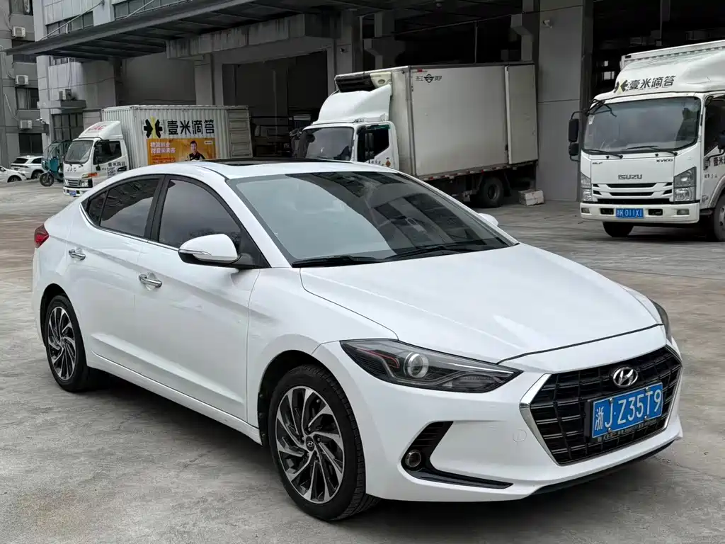 Hyundai Elantra — фото 3