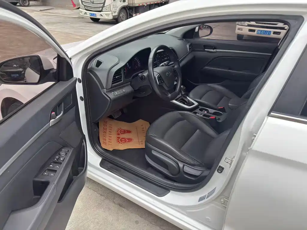 Hyundai Elantra — фото 4