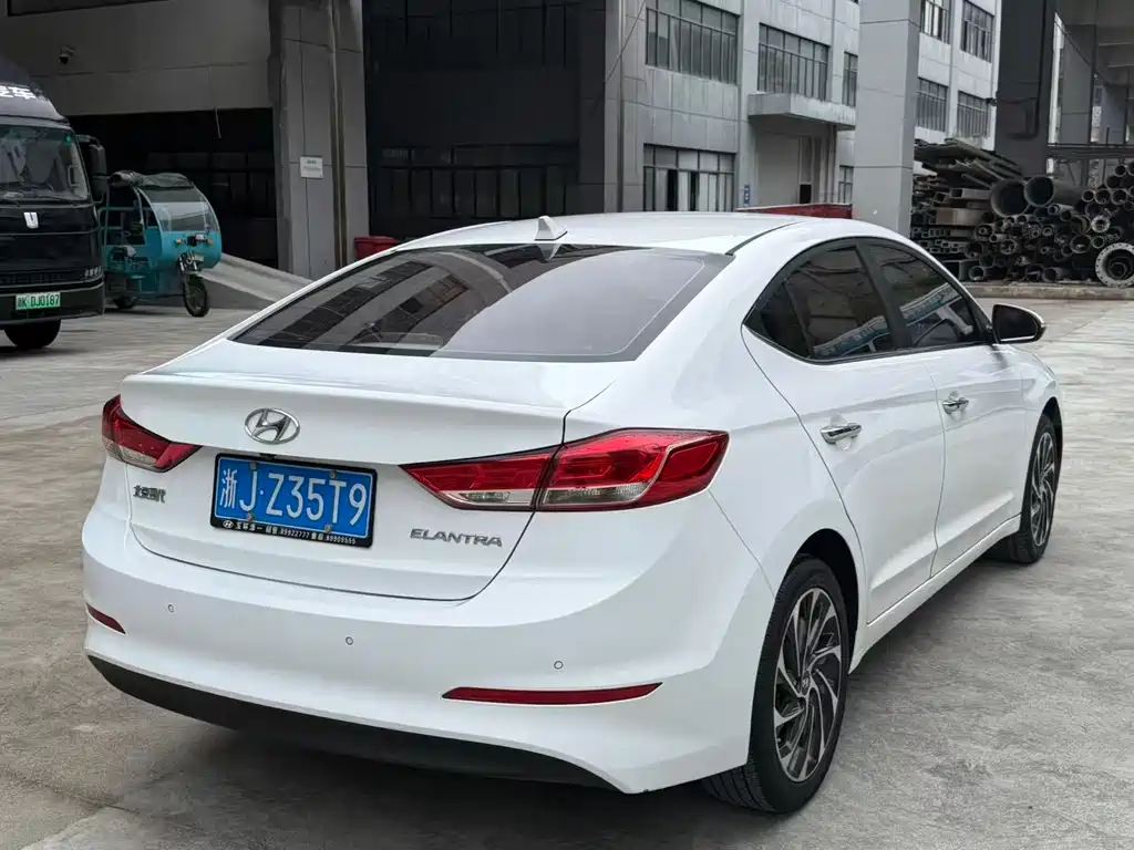 Hyundai Elantra — фото 8