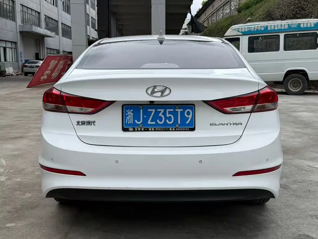 Hyundai Elantra — фото 9