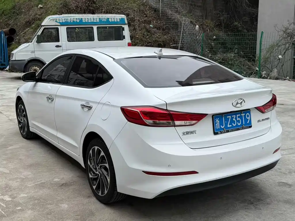 Hyundai Elantra — фото 10