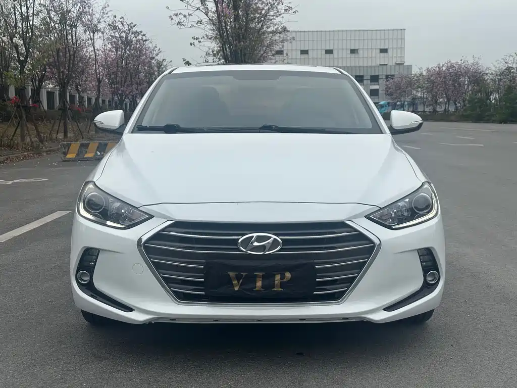 Hyundai Elantra — фото 2
