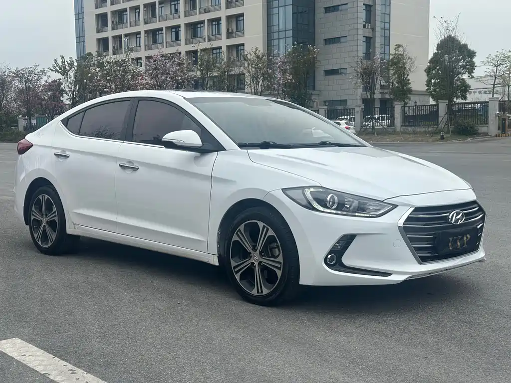 Hyundai Elantra — фото 3