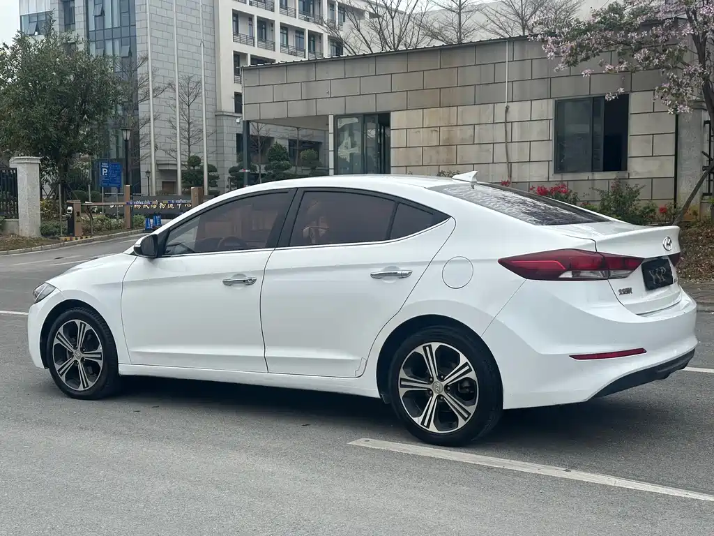 Hyundai Elantra — фото 7