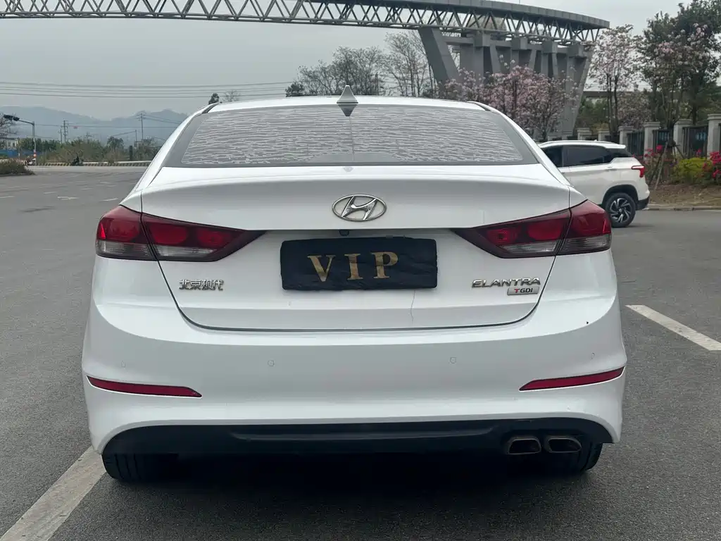 Hyundai Elantra — фото 8