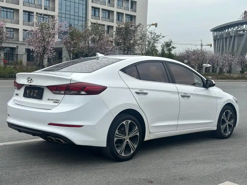 Hyundai Elantra — фото 9