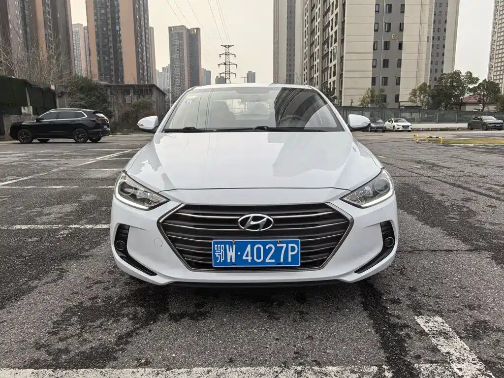 Hyundai Elantra — фото 2