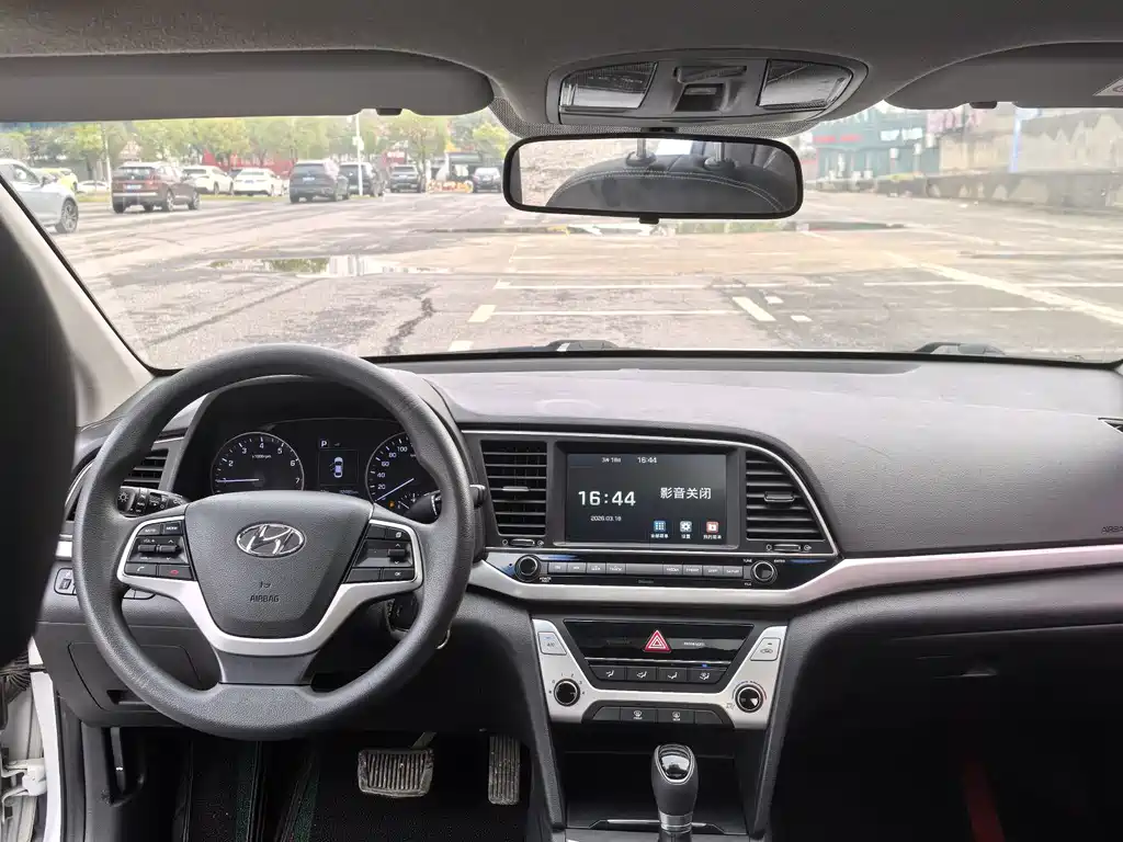 Hyundai Elantra — фото 11