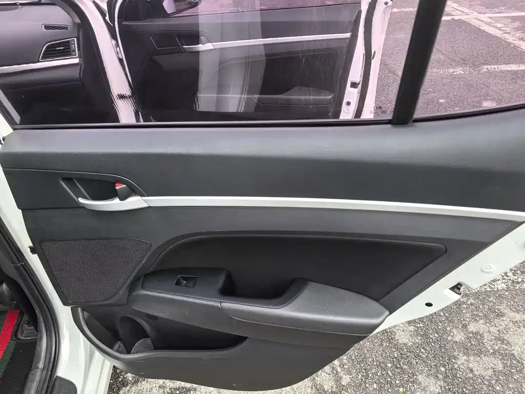 Hyundai Elantra — фото 15