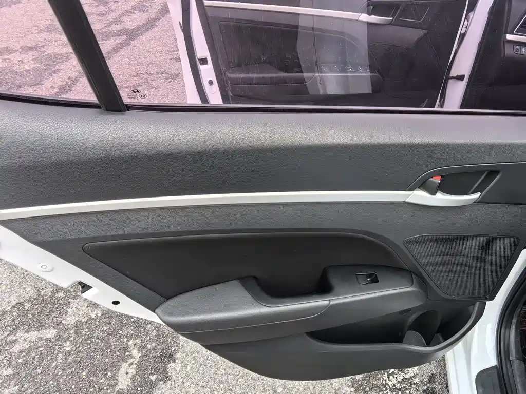 Hyundai Elantra — фото 17