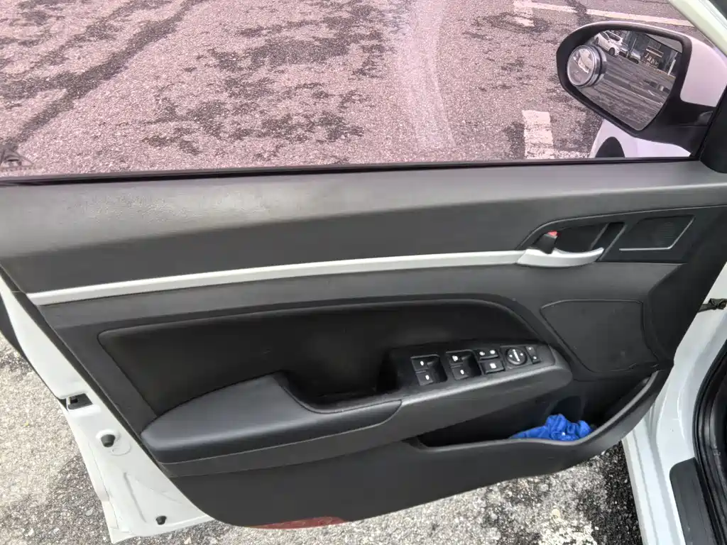 Hyundai Elantra — фото 18