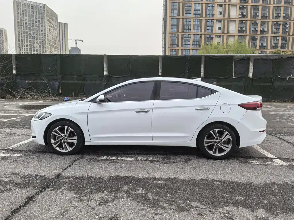 Hyundai Elantra — фото 3