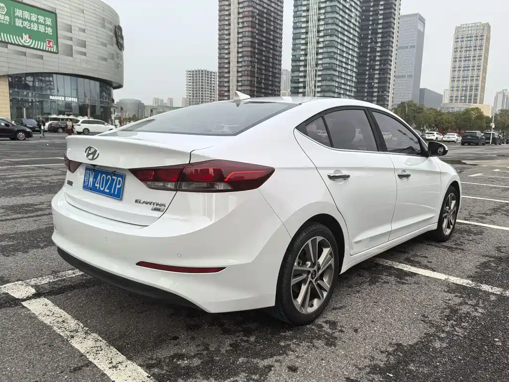 Hyundai Elantra — фото 6