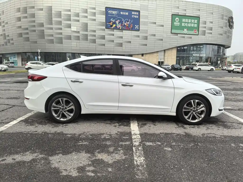 Hyundai Elantra — фото 7