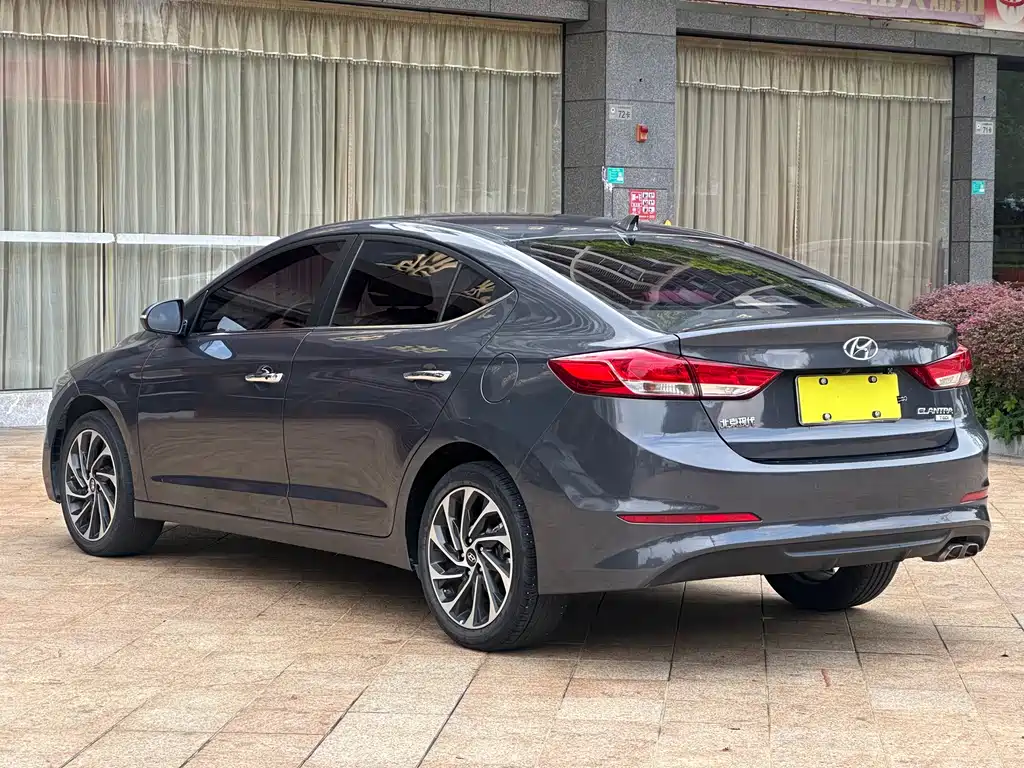 Hyundai Elantra — фото 10