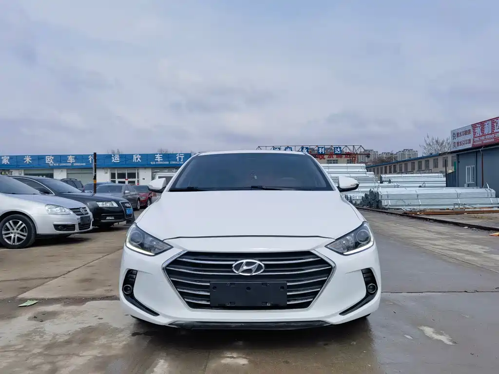 Hyundai Elantra — фото 2
