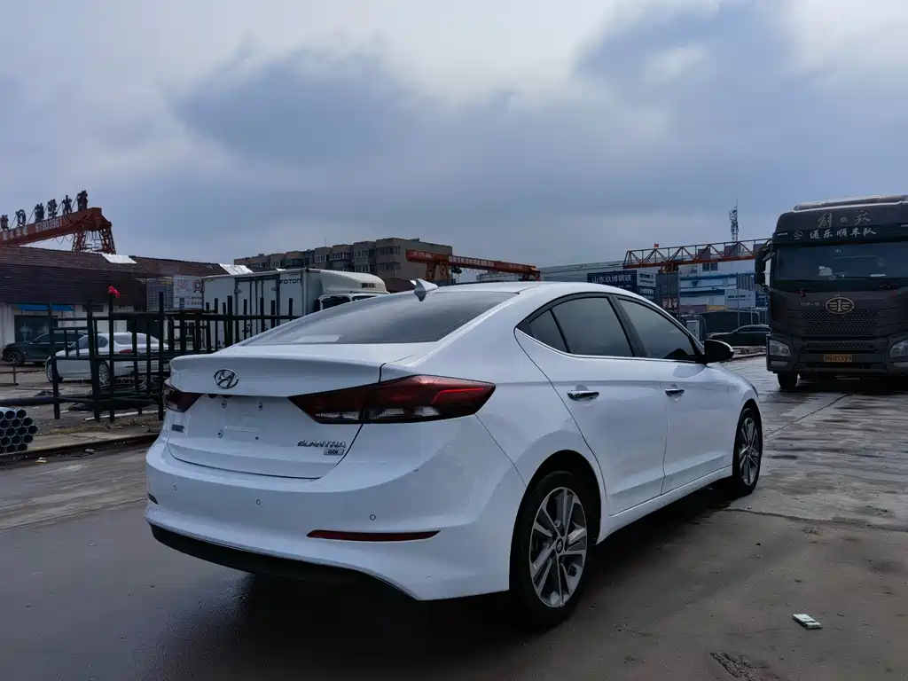 Hyundai Elantra — фото 4