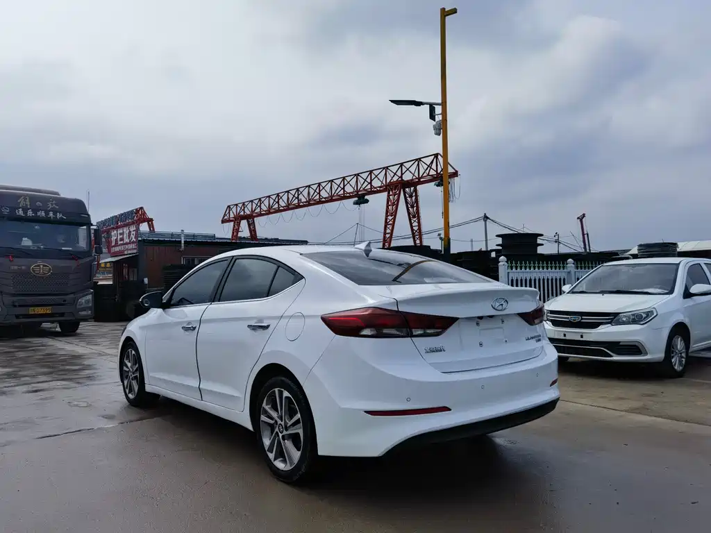 Hyundai Elantra — фото 6