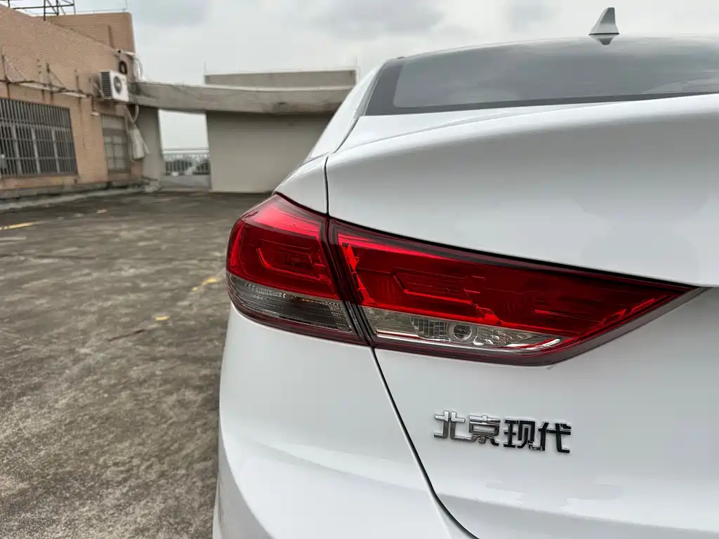 Hyundai Elantra — фото 19