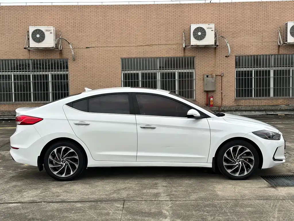 Hyundai Elantra — фото 4