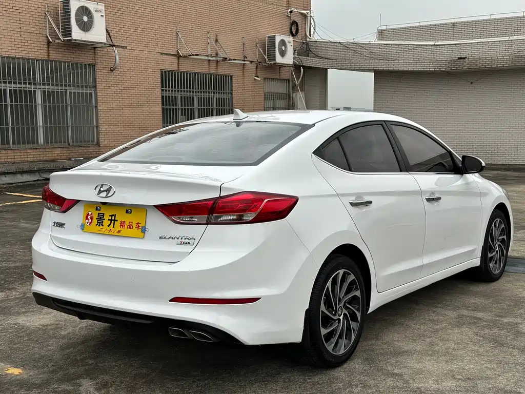 Hyundai Elantra — фото 5