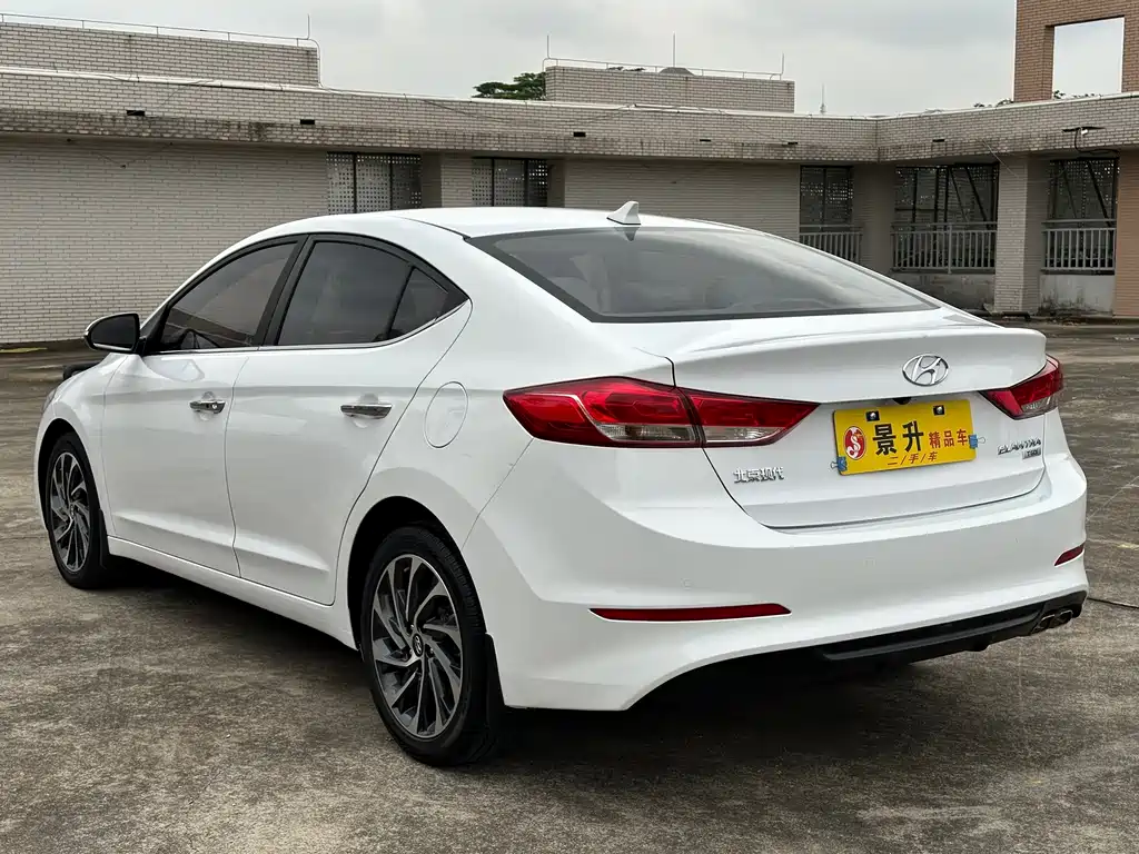 Hyundai Elantra — фото 7