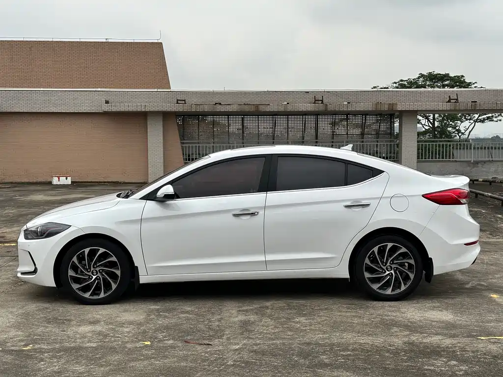 Hyundai Elantra — фото 8