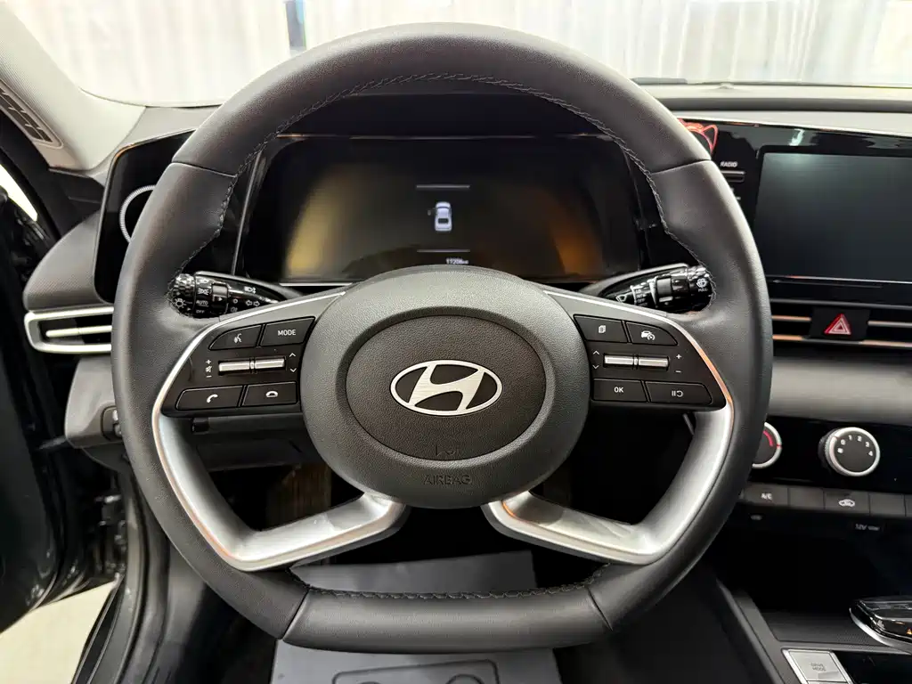 Hyundai Elantra — фото 14