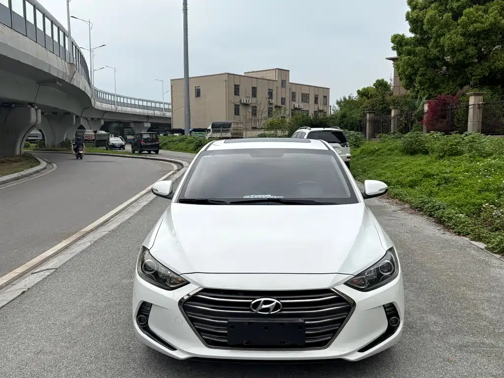 Hyundai Elantra — фото 2