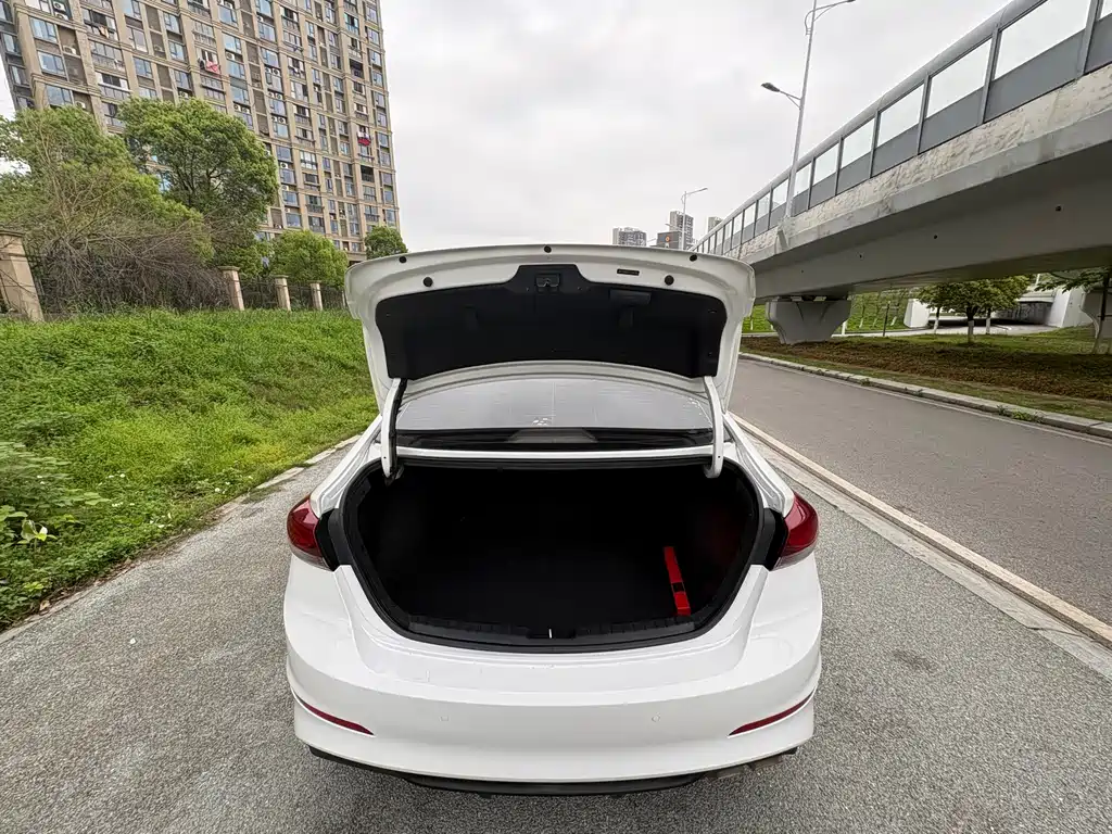 Hyundai Elantra — фото 19