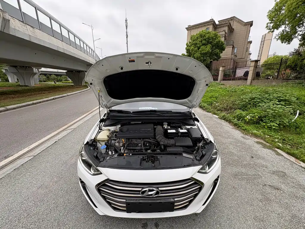 Hyundai Elantra — фото 20