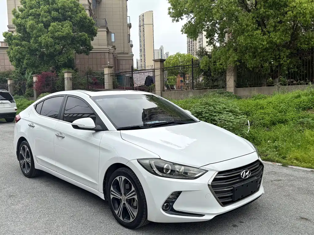 Hyundai Elantra — фото 3