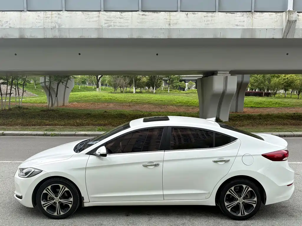 Hyundai Elantra — фото 4
