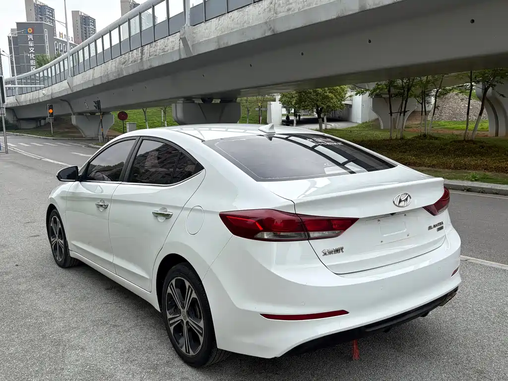 Hyundai Elantra — фото 5