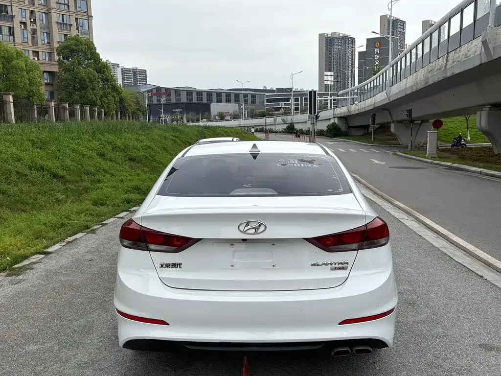 Hyundai Elantra — фото 6