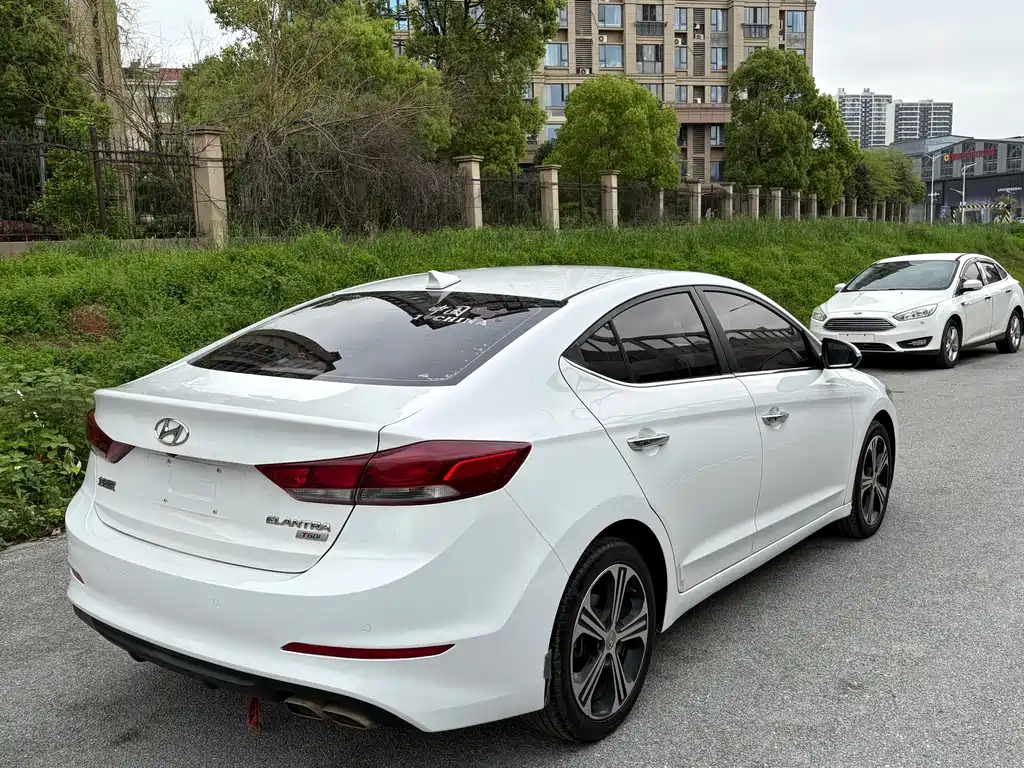 Hyundai Elantra — фото 7