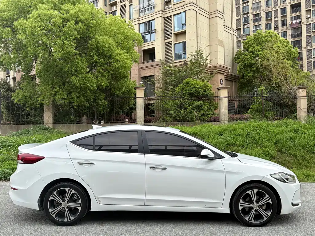 Hyundai Elantra — фото 8