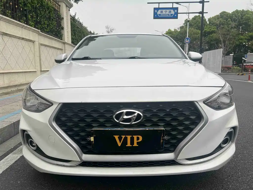 Hyundai Elantra — фото 2