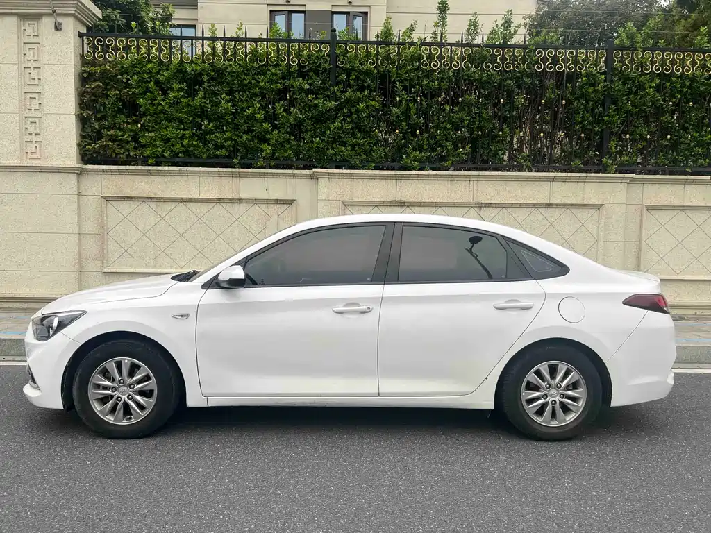 Hyundai Elantra — фото 3