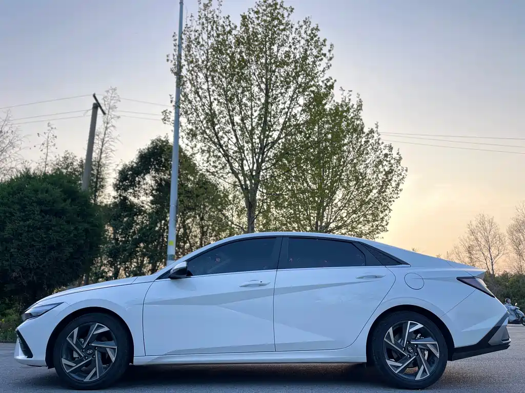 Hyundai Elantra — фото 4
