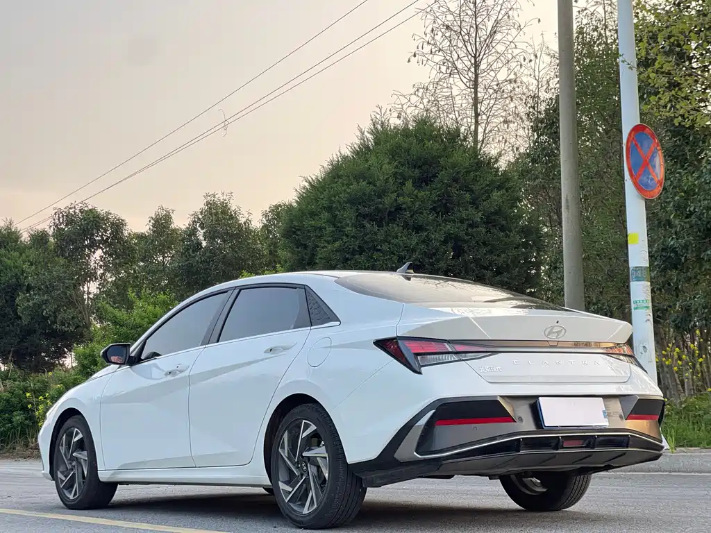 Hyundai Elantra — фото 5