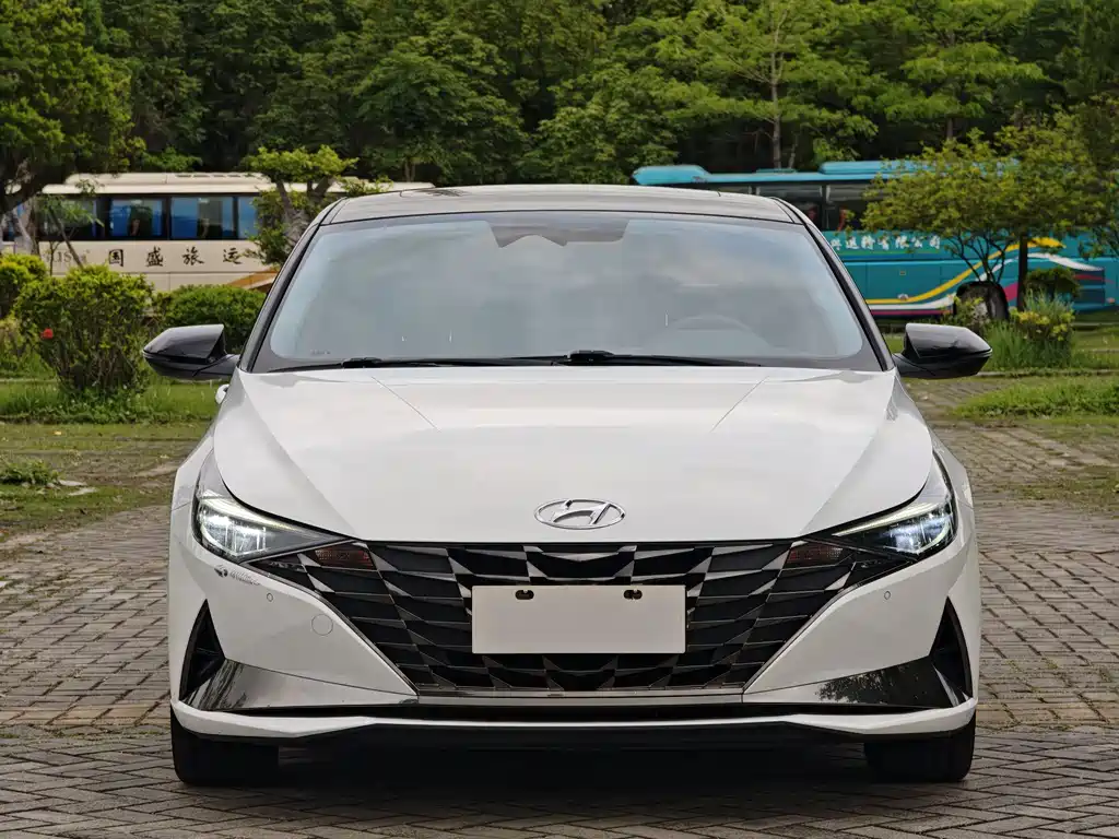 Hyundai Elantra — фото 2