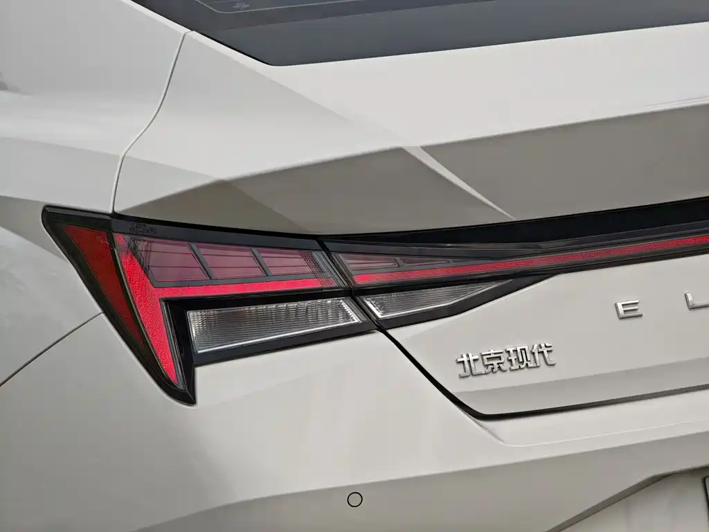 Hyundai Elantra — фото 13
