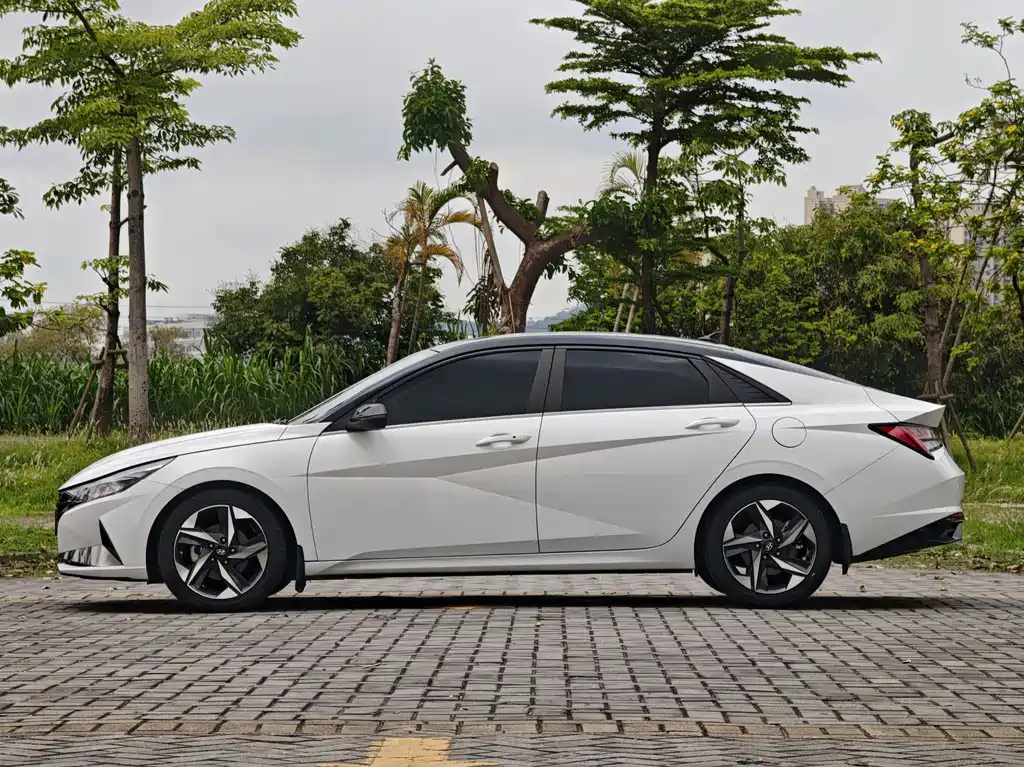 Hyundai Elantra — фото 14