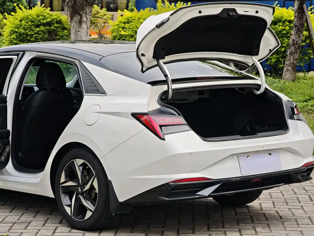 Hyundai Elantra — фото 15