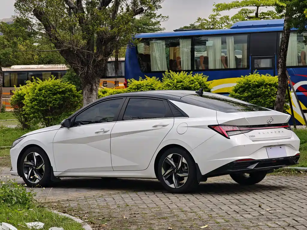 Hyundai Elantra — фото 17