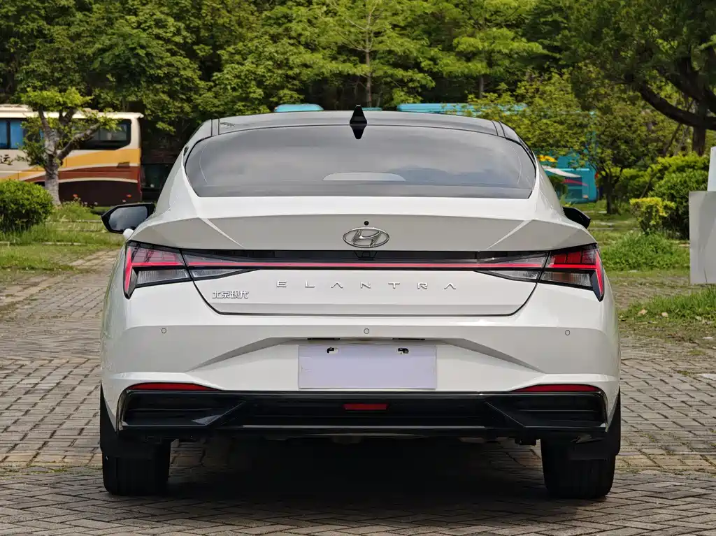 Hyundai Elantra — фото 18