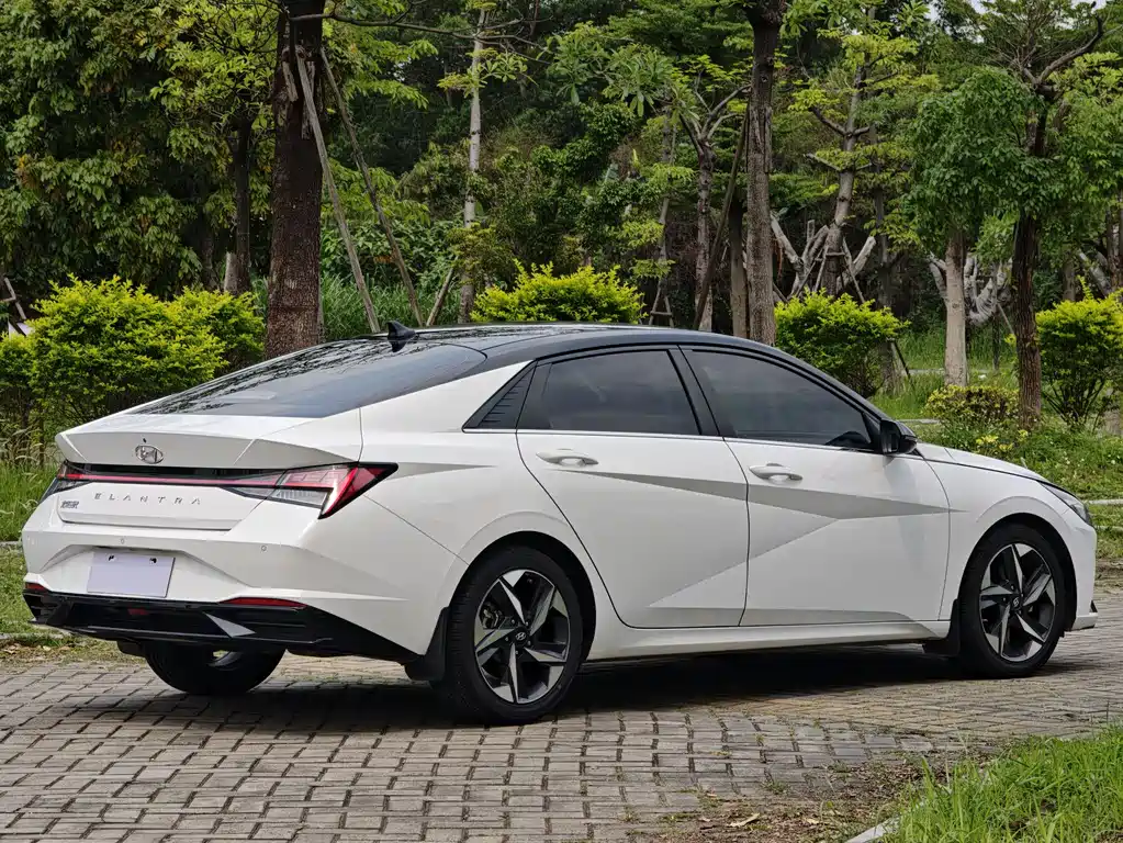 Hyundai Elantra — фото 19