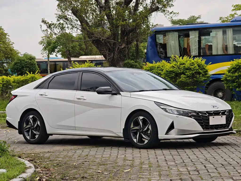 Hyundai Elantra — фото 3
